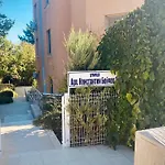 Апартамент Cozy With Parking Lot